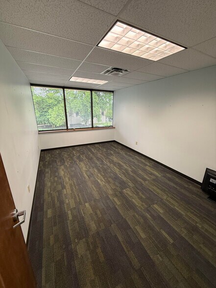 More Photos Of 8435 Keystone Crossing, Indianapolis Office For Lease