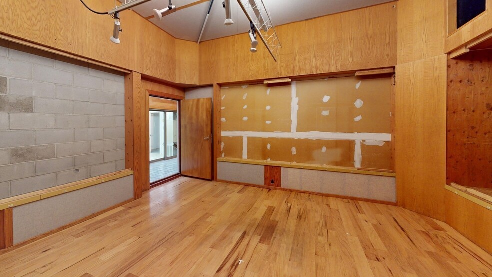 More Photos Of 76 Green St, Boston Flex For Lease