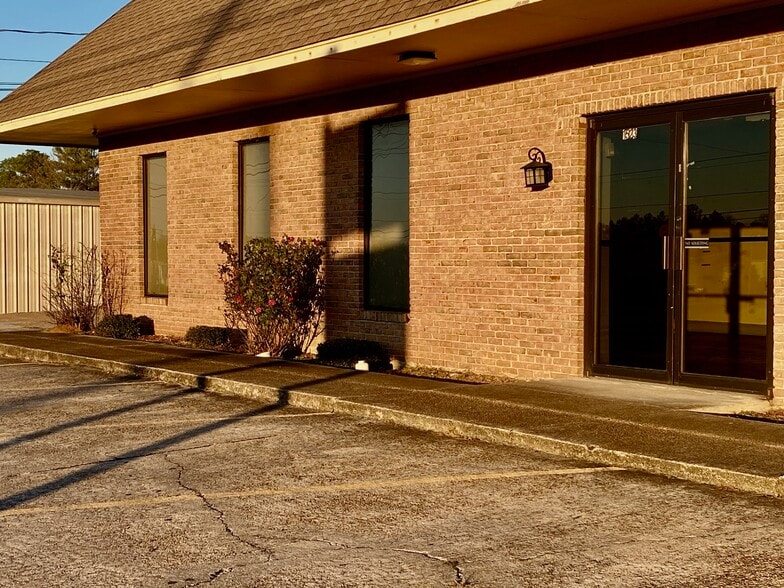 Primary Photo Of 1523-1529 Cliff Gookin Blvd, Tupelo Office For Lease