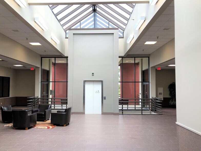 More Photos Of 5745 Essen Ln, Baton Rouge Office For Lease