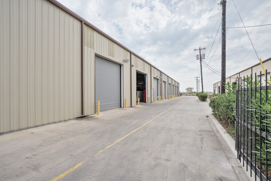 More Photos Of 2507 E Expressway 83, Donna Warehouse For Lease