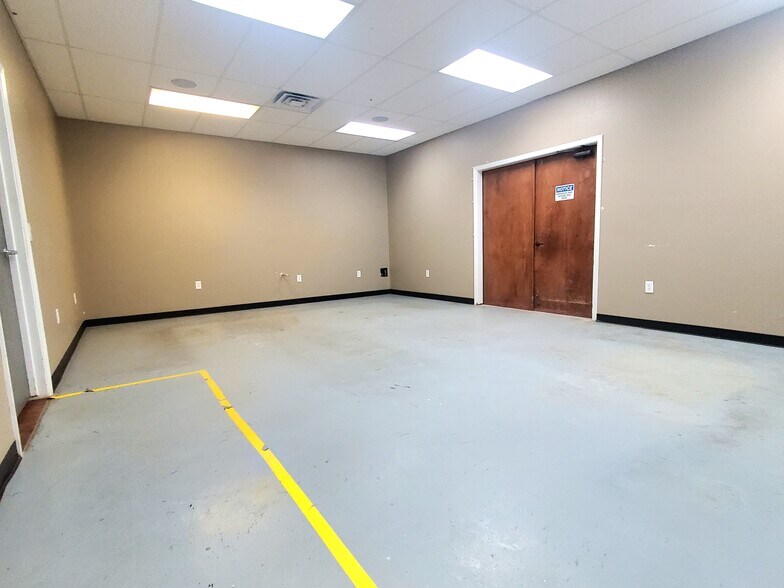 More Photos Of 2418 N Frazier St, Conroe Light Manufacturing For Lease