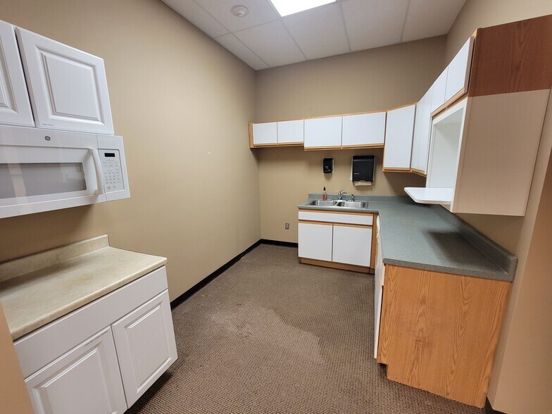 More Photos Of 2101 W 41st St, Sioux Falls General Retail For Lease