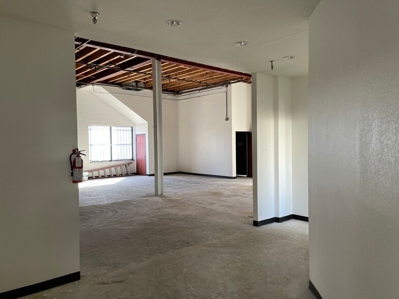 More Photos Of 5542 Buckingham Dr, Huntington Beach Warehouse For Sale