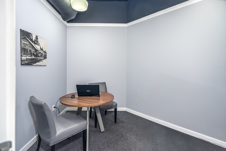 More Photos Of 15272 Croydon Dr, Surrey Light Distribution For Sale