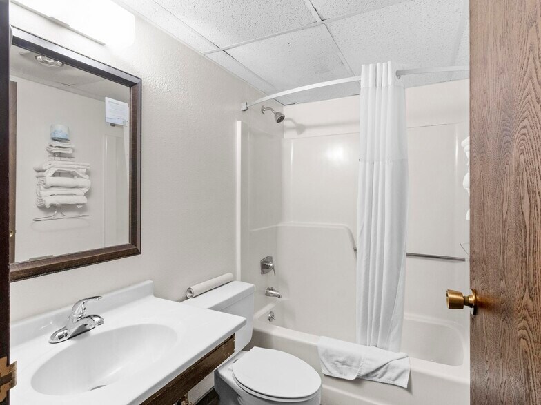 More Photos Of 500 E A St, Ogallala Hotel For Sale