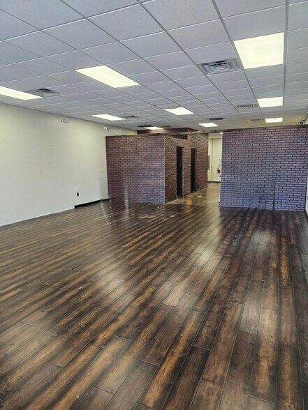 More Photos Of 11823 Memorial Pky, Huntsville Storefront Retail Office For Lease