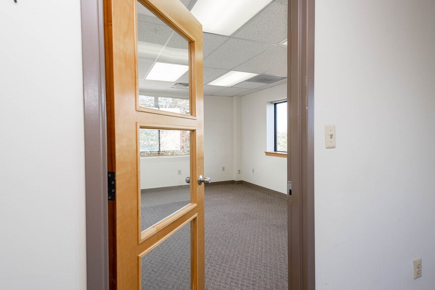 More Photos Of 39 Cross St, Peabody Medical For Lease