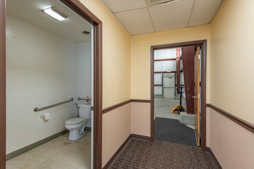 More Photos Of 19 Davidson Ln, New Castle Warehouse For Lease