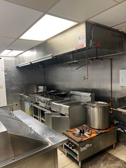 More Photos Of 514 S Broadway, Baltimore General Retail For Sale