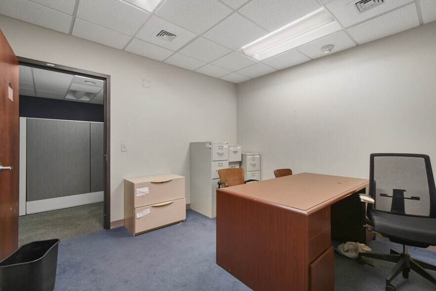 More Photos Of 9512 Sunbeam Center Dr, Jacksonville Office For Lease