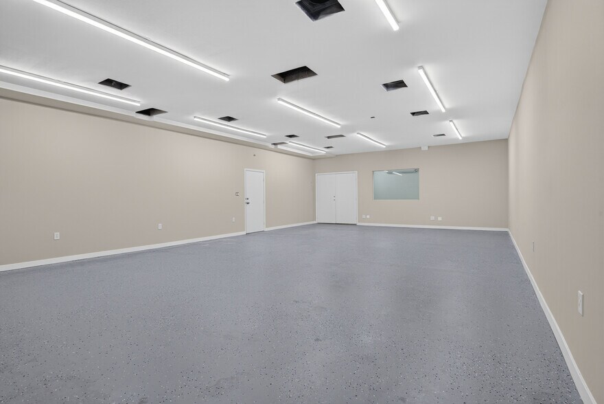More Photos Of 17100 Indian Canyon Dr, North Palm Springs Office For Sale