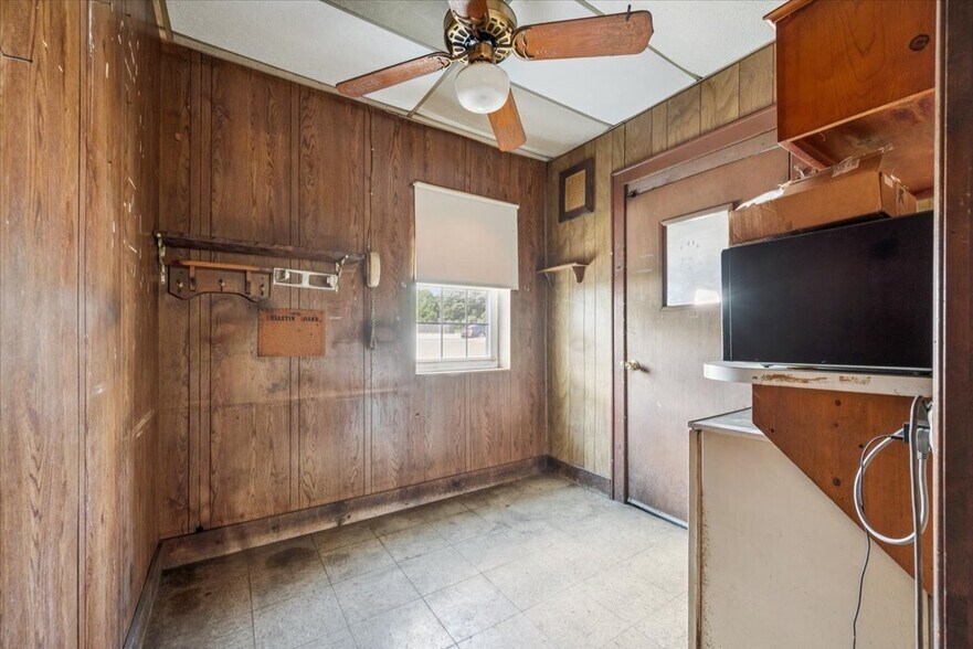 More Photos Of 403 US Highway 202, Raritan Auto Repair For Lease