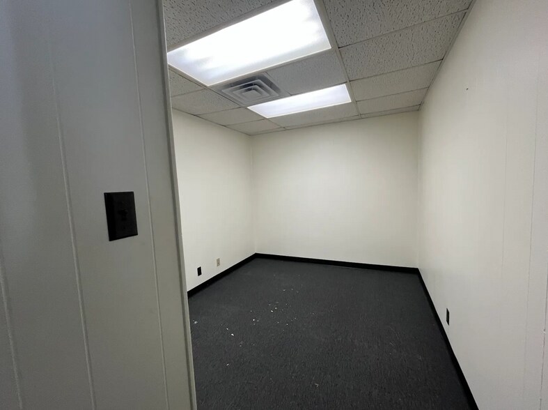 More Photos Of 10518 Gulfdale St, San Antonio Light Distribution For Lease