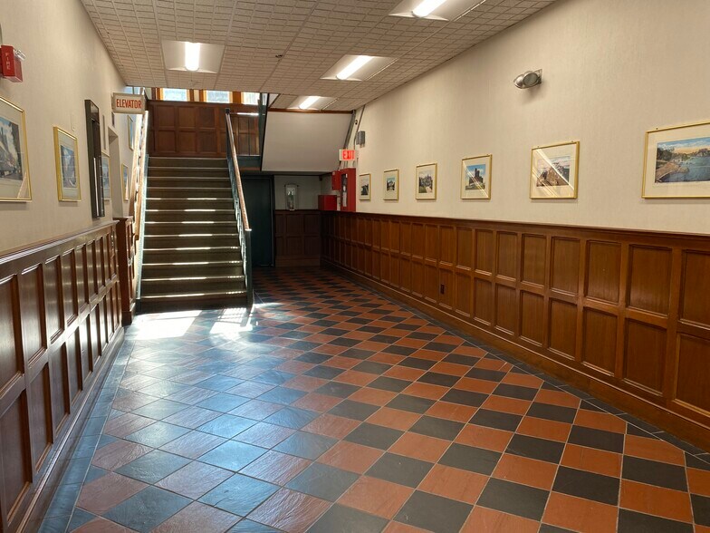 More Photos Of 160-184 Bellevue Ave, Newport General Retail For Lease