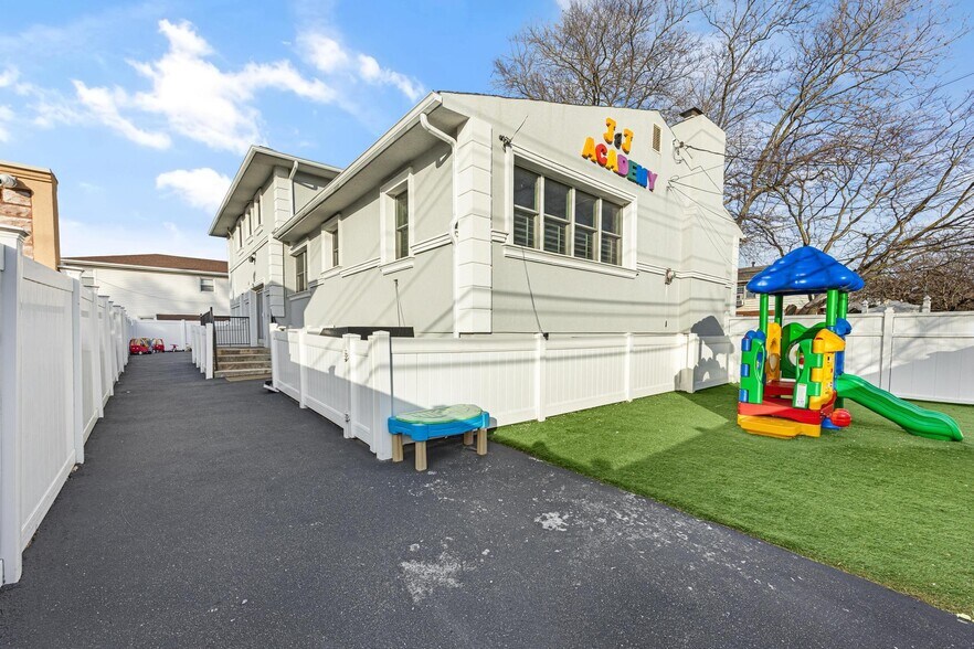 More Photos Of 55 Wyona Ave, Staten Island General Retail For Sale