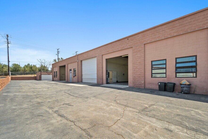 More Photos Of 501 Industrial Way, Fallbrook Manufacturing For Lease