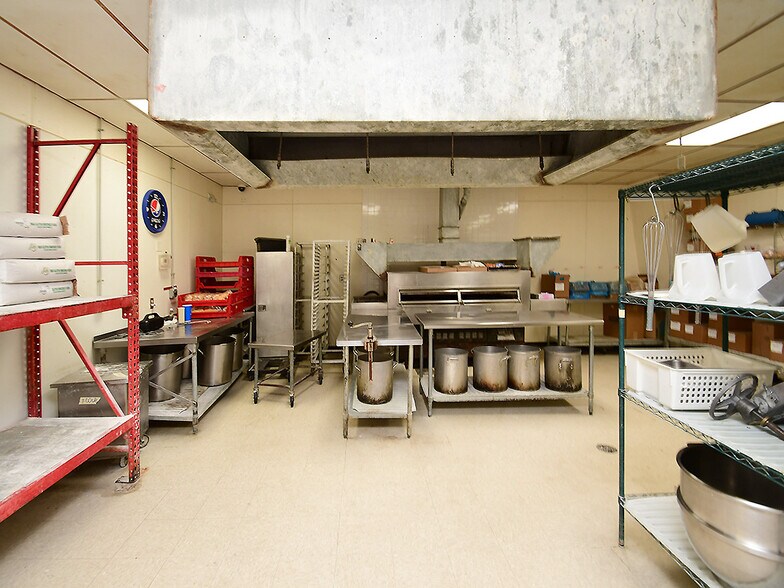 More Photos Of 7880-7890 L St, Omaha Auto Dealership For Sale