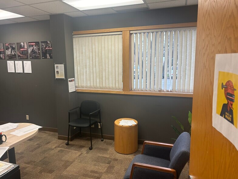 More Photos Of 1959 Sloan Pl N, Maplewood Office For Lease
