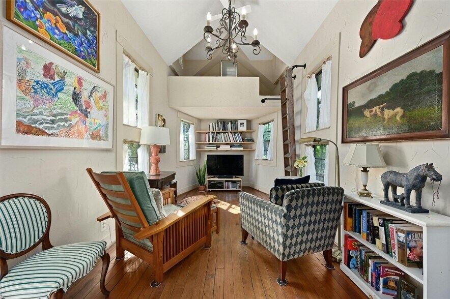 More Photos Of 167 N Tumbleweed Trl, Austin Specialty For Sale