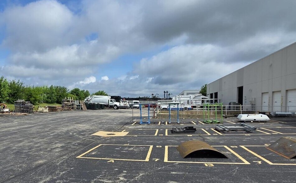 More Photos Of 490 Heartland Dr, Sugar Grove Warehouse For Lease