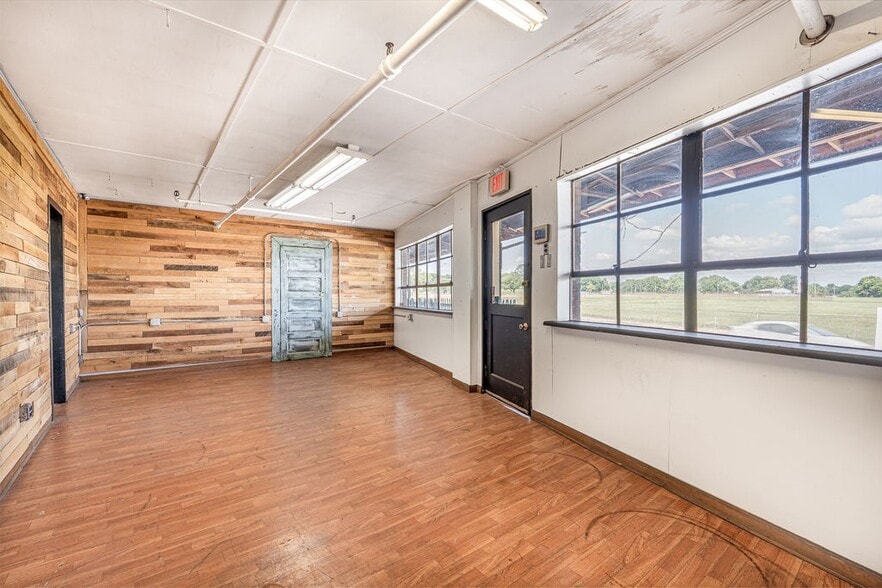 More Photos Of 1214 College St, Clarksville Warehouse For Lease