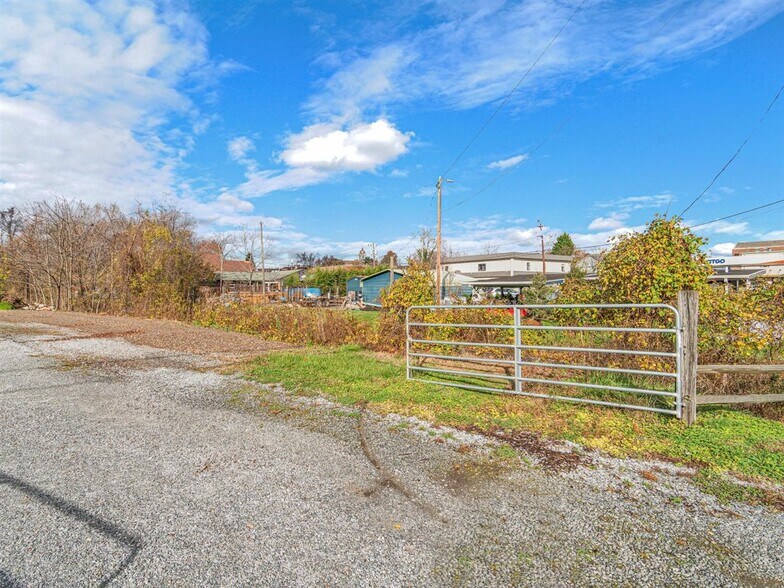 More Photos Of 307-321 S Washington St, Hendersonville Land For Lease