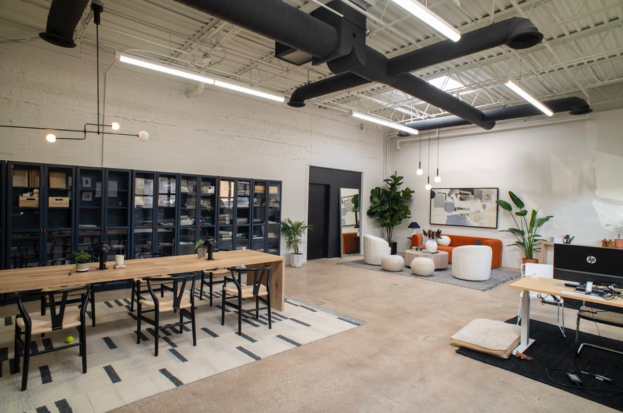 More Photos Of 3300-3306 N Knox Ave, Chicago Warehouse For Lease