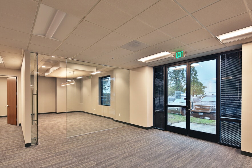 More Photos Of 13943 Balboa Blvd, Sylmar Warehouse For Lease