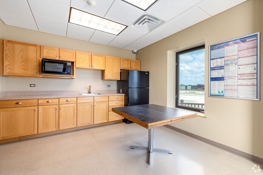 More Photos Of 16720 New Lenox Rd, Joliet Manufacturing For Sale