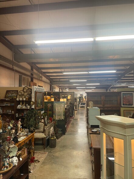 More Photos Of 230 Davis Loop, Oxford General Retail For Sale