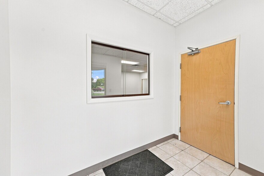 More Photos Of 615-619 Commerce Rd, Richmond Office For Lease