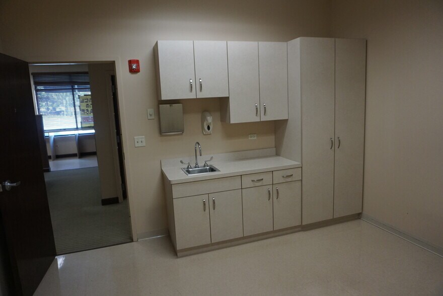 More Photos Of 7139-7169 N Milwaukee Ave, Niles Unknown For Lease