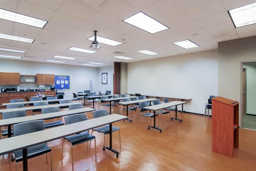 More Photos Of 6400 N Northwest Hwy, Chicago Apartments For Lease