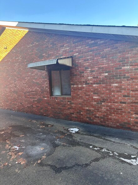 More Photos Of 686 S Highway 25 W, Williamsburg Office For Lease