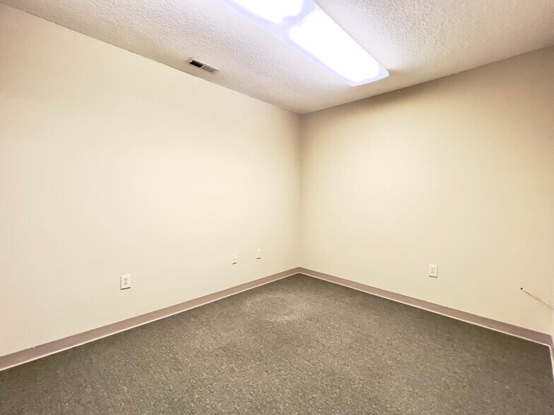 More Photos Of 735 S Broad St, Mooresville Office Residential For Lease