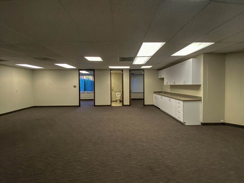 More Photos Of 29525 Canwood St, Agoura Hills Medical For Lease