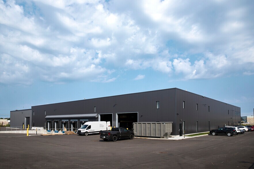More Photos Of 2927-2929 Av Kepler, Québec Warehouse For Lease