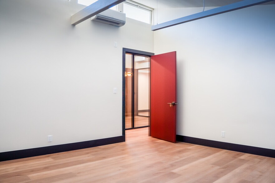 More Photos Of 146-150 S Barrington Ave, Los Angeles Storefront Retail Office For Lease