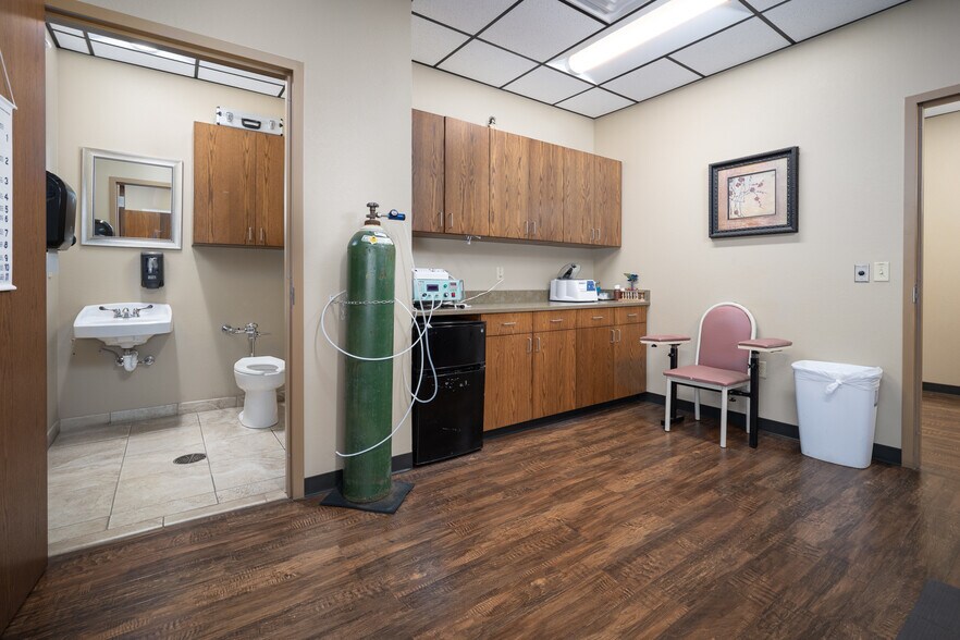 More Photos Of 4200 Carriage Way, Weatherford Medical For Lease