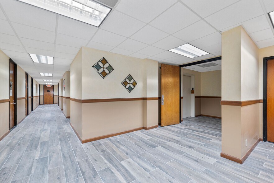 More Photos Of 14546 Hamlin St, Van Nuys Office For Lease