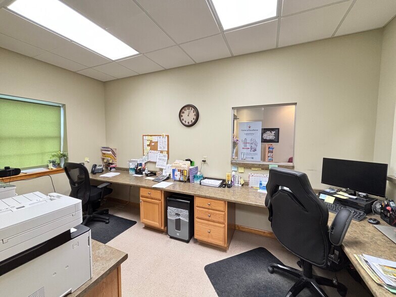 More Photos Of 165 W Shore Blvd, Newark Flex For Sale