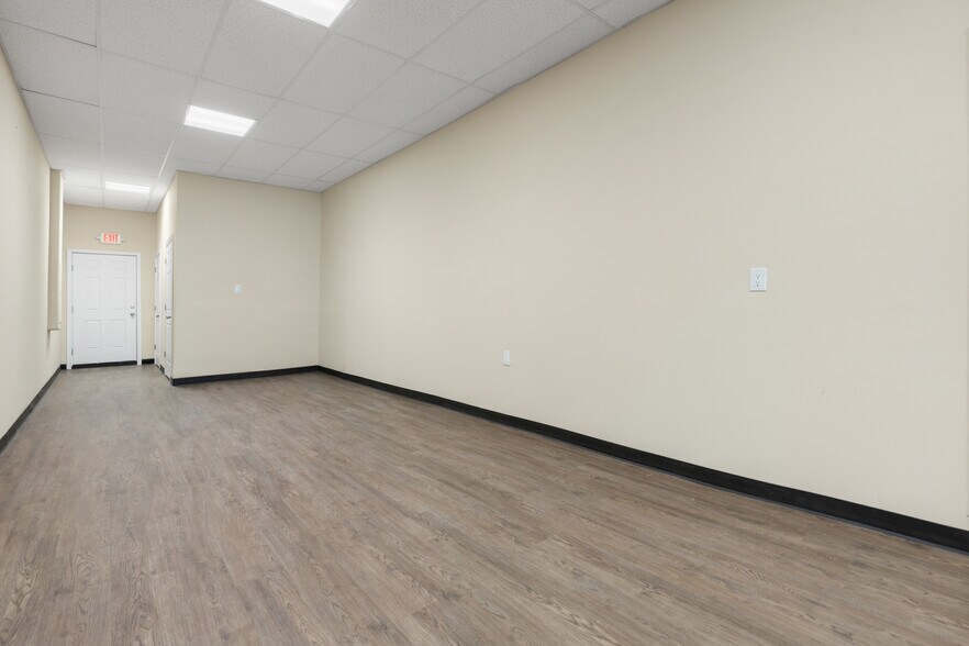 More Photos Of 109 W Main St, Itasca Storefront For Lease