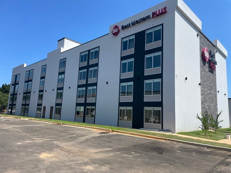 More Photos Of 600 W I-65 Service Rd S, Mobile Hotel For Sale