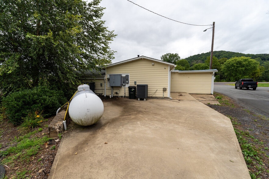 More Photos Of 12167 Lee Hwy, Sperryville Veterinarian Kennel For Sale
