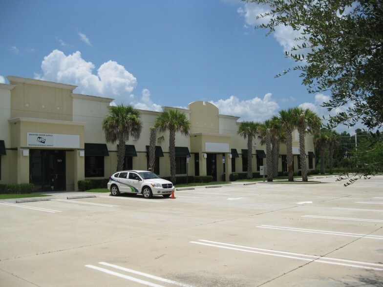 More Photos Of 559-569 NW Mercantile Pl, Port Saint Lucie Light Distribution For Lease