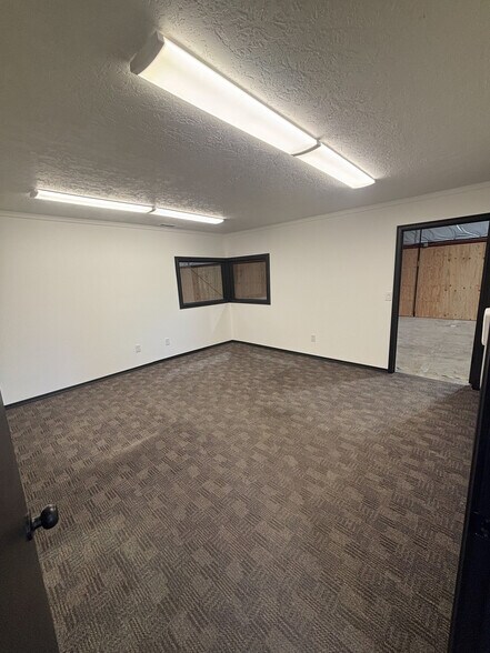 More Photos Of 250 SE Booth Bend Rd, McMinnville Manufacturing For Lease
