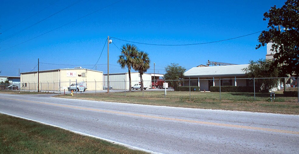 More Photos Of 321 Hennis Rd, Winter Garden Manufacturing For Lease
