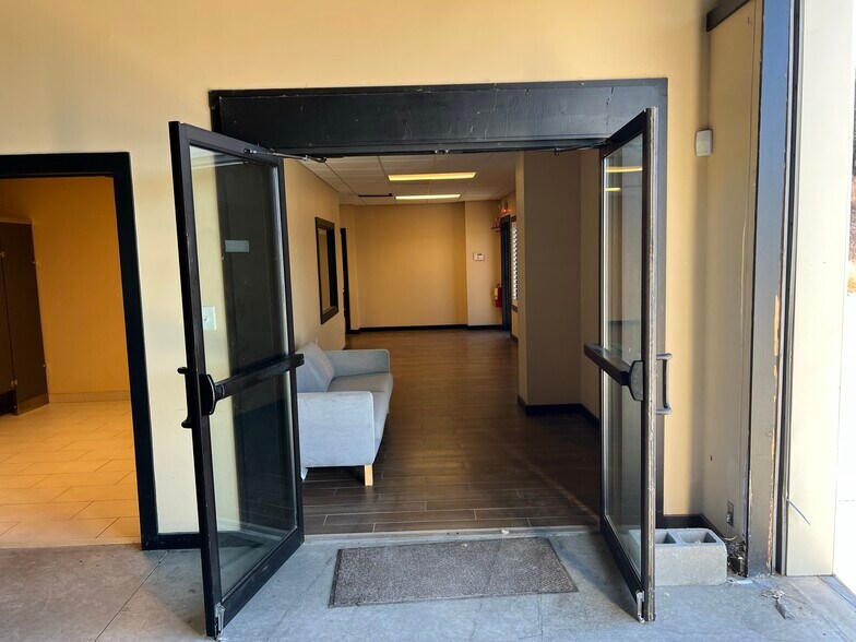 More Photos Of 230 Industrial Park Rd, Baldwin Warehouse For Lease