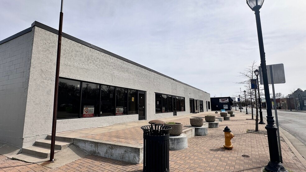 More Photos Of 5805-5809 Merriam Dr, Merriam Showroom For Lease